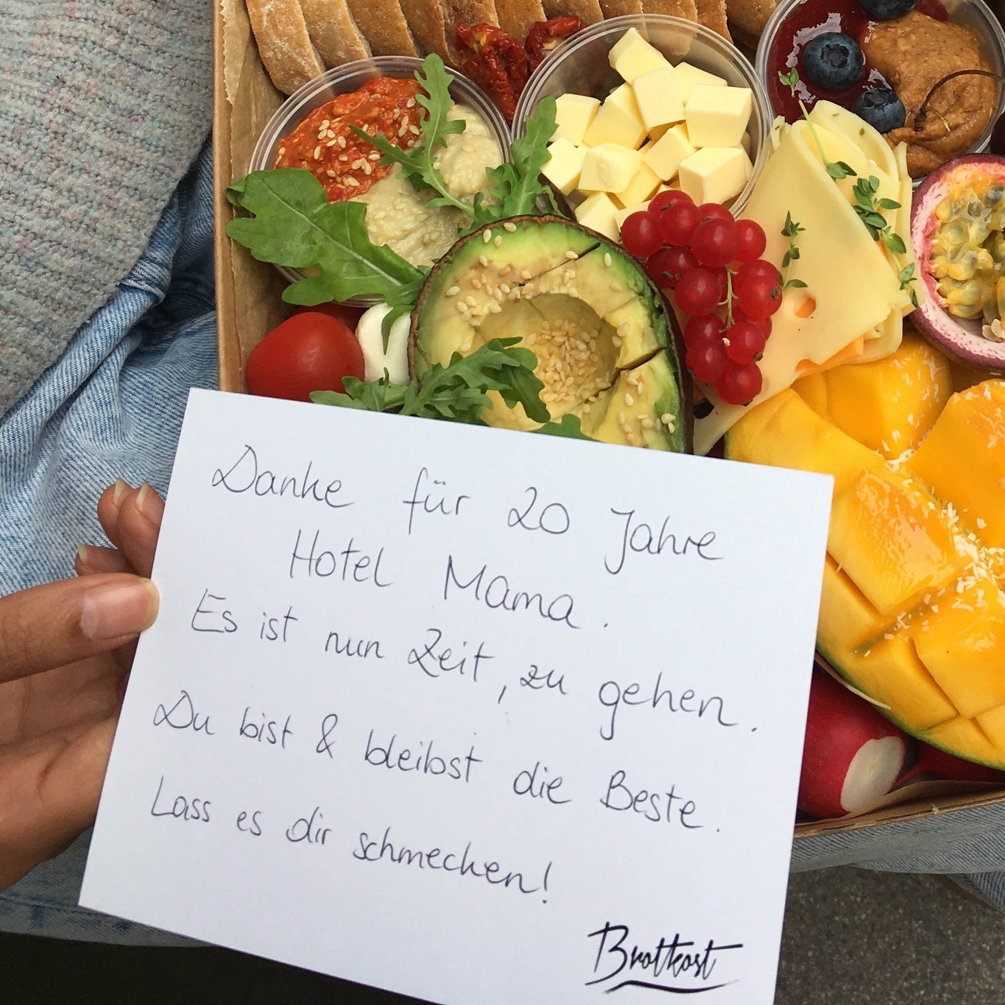 Bild von einer Gutscheinkarte mit einer Brunchbox im Hintergrund