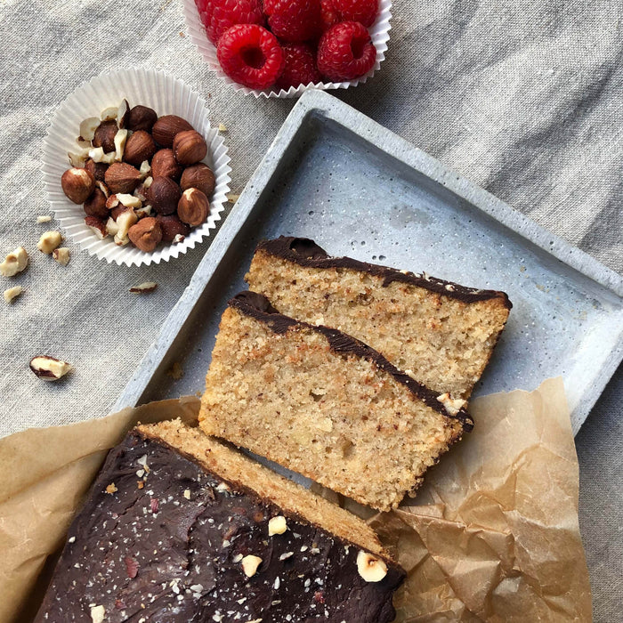 Bild von einem Schokoladekuchen, Himbeeren und Nüssen